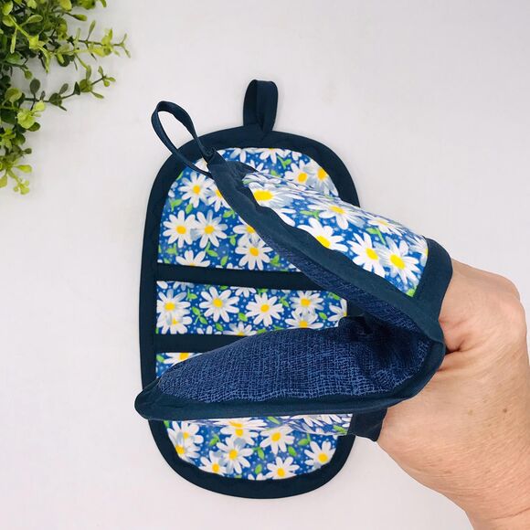 Set of 2 Finger Hotpads, Blue Daisy Print, 2 Piece Baking Set - Picture 5 of 5